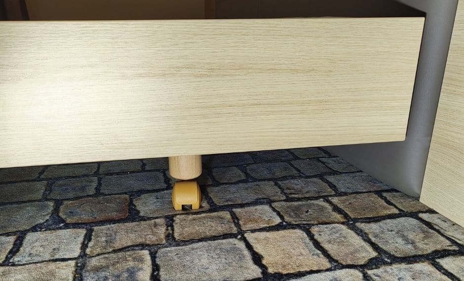 Bettfuss mit Rollen von einem neuartigen Boxspringbett