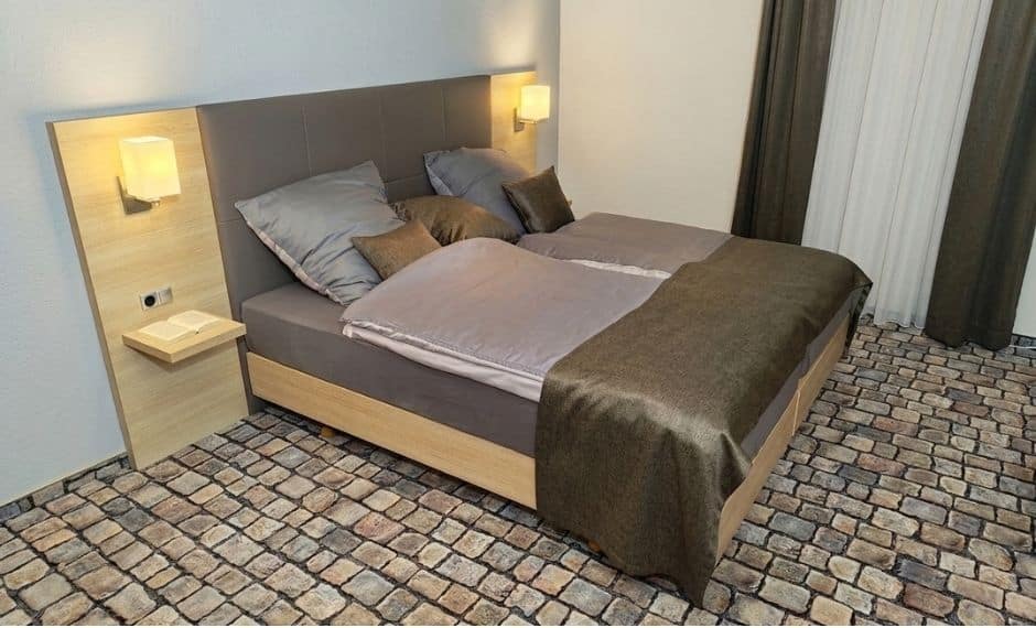 Boxspringbett mit Holzumrandung vom Hersteller Creaform