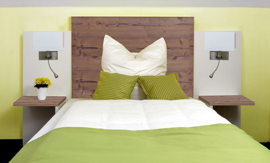 Hotelzimmer-Bett mit luxuriosem Wandpaneel in Holzoptik