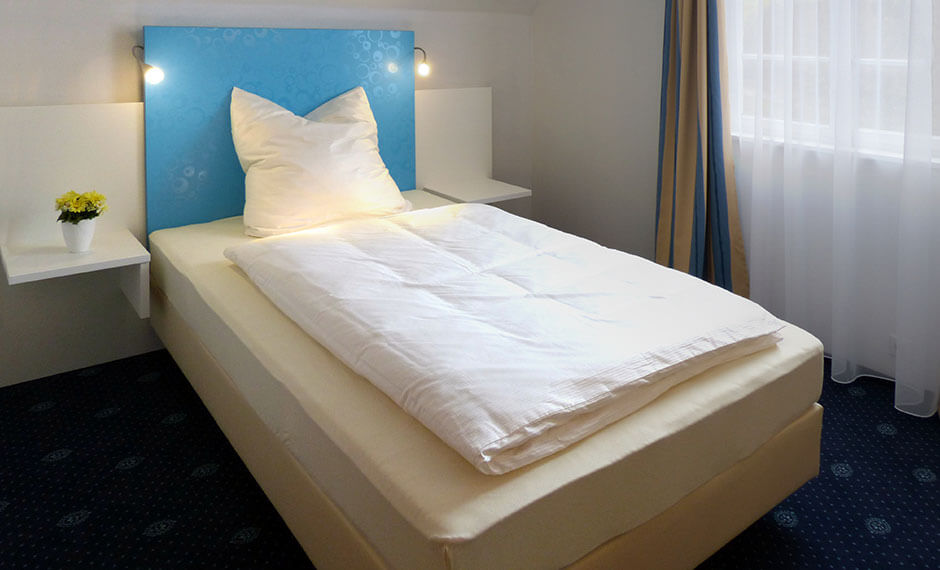 Hotelzimmermöbel mit blauem Wandpaneel